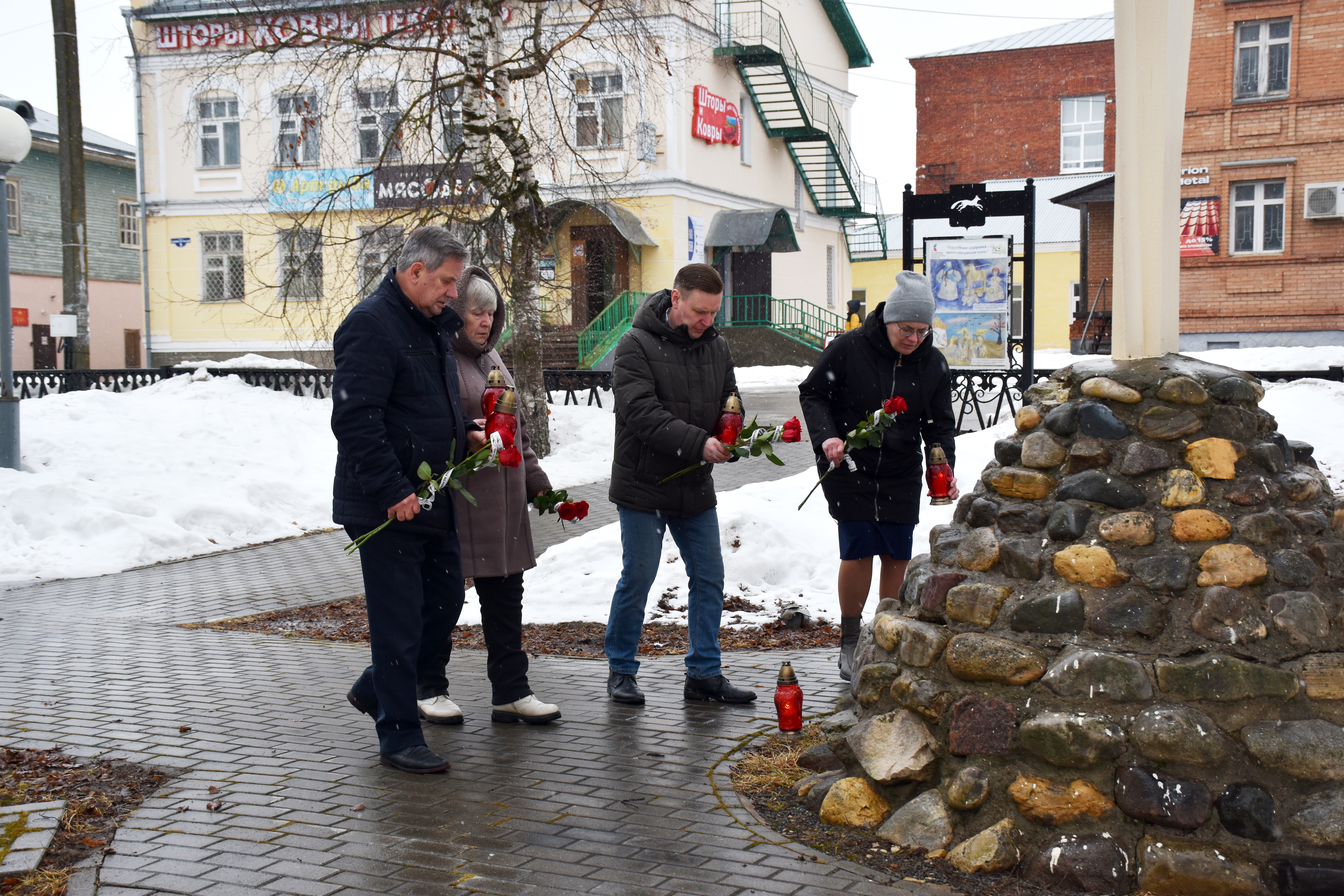 Тотьмичи несут цветы к Поклонному кресту в память жертв трагедии в Подмосковье.