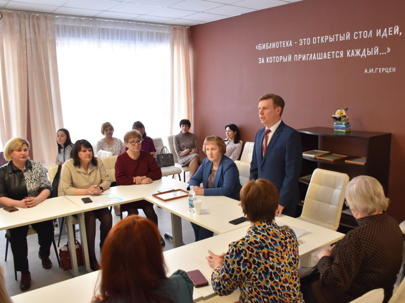 Глава округа Сергей Селянин официально открыл Год педагога и наставника.