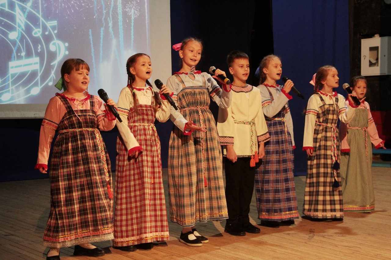 Гала-концерт завершил муниципальный этап Всероссийского конкурса школьных хоров и вокальных коллективов.