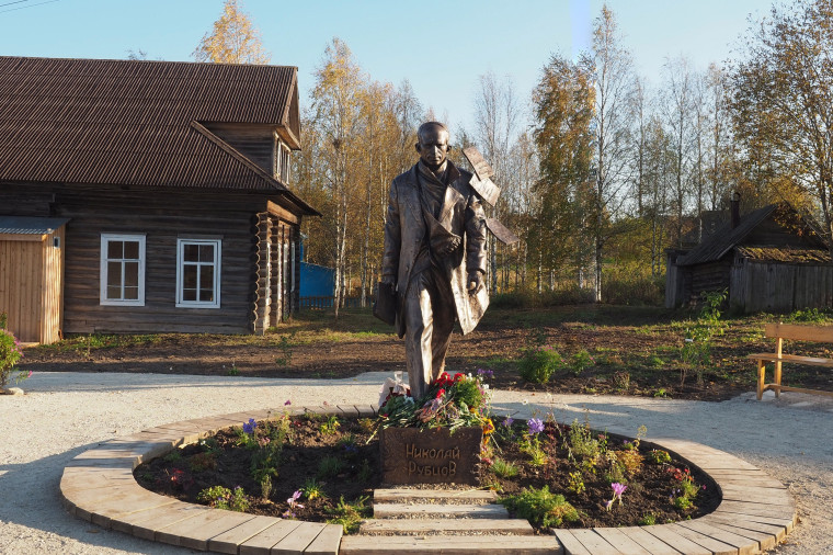 В селе Никольском открыт памятник Николаю Рубцову.