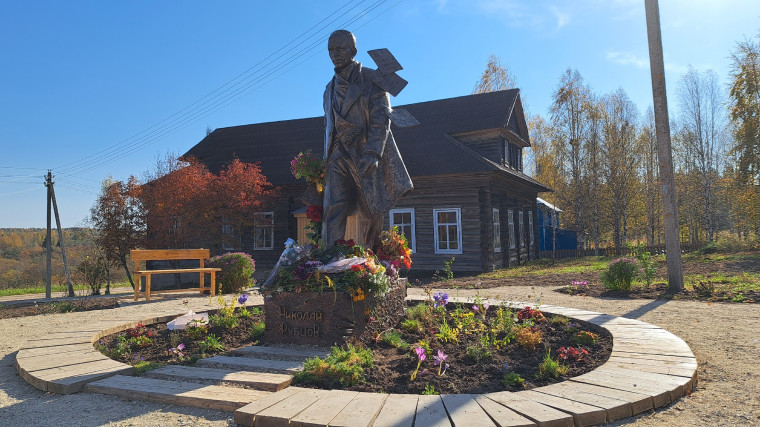 В селе Никольском открыт памятник Николаю Рубцову.