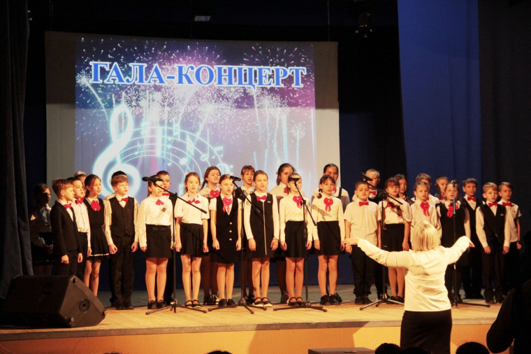 Гала-концерт завершил муниципальный этап Всероссийского конкурса школьных хоров и вокальных коллективов.
