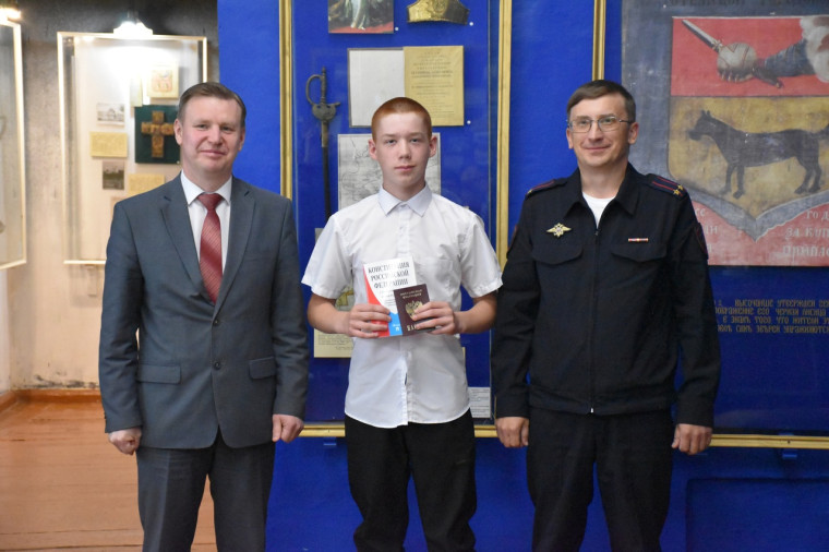 Глава Тотемского округа в преддверии Дня России вручил паспорта юным землякам.