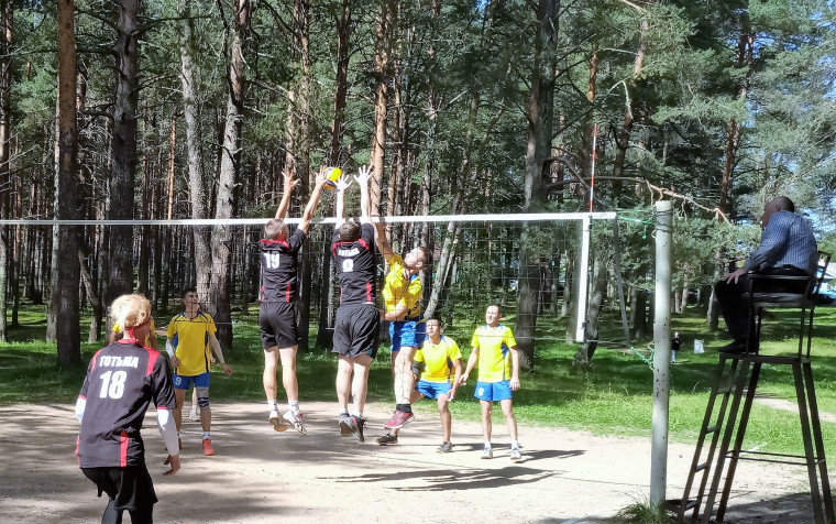 Тотемские волейболисты выступили в ярмарочный день в Тарноге.